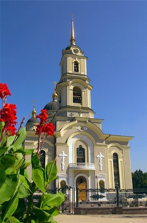 simsearch:400-06137094,k - This Cathedral is situated on Artem Street which is the mainstreet of Donets'k, Eastern Ukraine. Originally it was founded in 1883 and blessed in 1836, in 1933 the soviet comunists destroyed the Cathedral. City of Donetsk decided to rebuilt it from scratch in 1996 and finished the construction in 2006 Photographie de stock - Aubaine LD & Abonnement, Code: 400-04262637