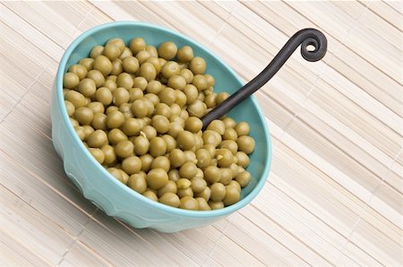 simsearch:400-04759345,k - Bowl of canned peas with fork on a bamboo mat background. Stockbilder - Microstock & Abonnement, Bildnummer: 400-04263211