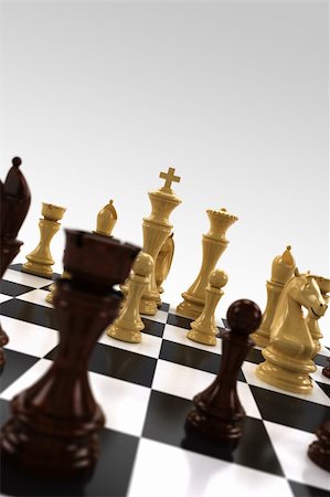 simsearch:625-01252113,k - Chess pieces on chess board with very shallow depth of field - only the white king is in focus Photographie de stock - Aubaine LD & Abonnement, Code: 400-04274212