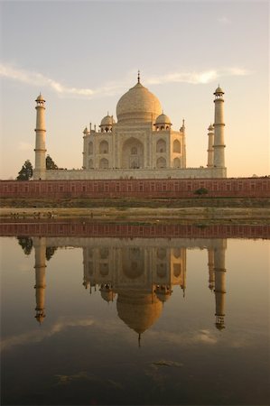 Reflection of the Taj Mahal in the River Yamuna, Agra, at sunset Stock Photo - Budget Royalty-Free & Subscription, Code: 400-04274467