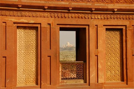 red fort - A view of the Taj Mahal through a window of the Red Fort, Agra Foto de stock - Super Valor sin royalties y Suscripción, Código: 400-04274470