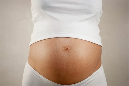 simsearch:400-05084530,k - Pregnant woman with her belly  over dark background Foto de stock - Super Valor sin royalties y Suscripción, Código: 400-04275037