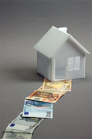 simsearch:628-05818023,k - Model of house on the path of money. Real estate concept Foto de stock - Super Valor sin royalties y Suscripción, Código: 400-04275142