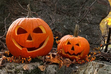 simsearch:400-05270213,k - Halloween pumpkins on rocks in an autumn forest Foto de stock - Royalty-Free Super Valor e Assinatura, Número: 400-04275425