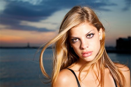 richscalzo (artist) - young female with blond hair flowing at sunset Foto de stock - Super Valor sin royalties y Suscripción, Código: 400-04275509