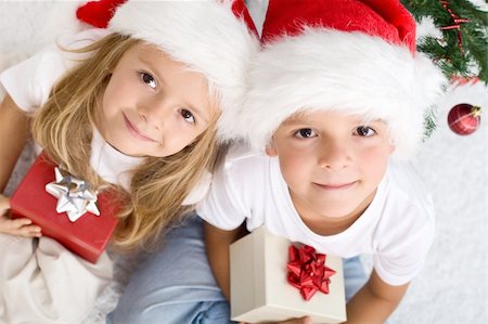 simsearch:400-06477682,k - Kids with their christmas presents presents sitting on the floor Stock Photo - Budget Royalty-Free & Subscription, Code: 400-04276237