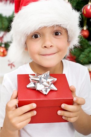 simsearch:400-05008640,k - Pure happiness - boy with christmas present, closeup Photographie de stock - Aubaine LD & Abonnement, Code: 400-04276241
