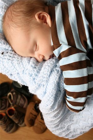 simsearch:400-04939110,k - Month old baby boy sleeping in a drawer on a blanket Photographie de stock - Aubaine LD & Abonnement, Code: 400-04276799