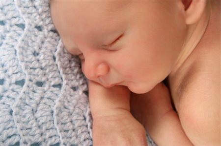 simsearch:400-04939110,k - Newborn baby boy sleeping on a knitted blanket Photographie de stock - Aubaine LD & Abonnement, Code: 400-04276801