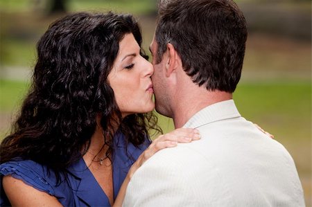 simsearch:400-04399991,k - A woman giving a man a kiss on the cheek Photographie de stock - Aubaine LD & Abonnement, Code: 400-04276863