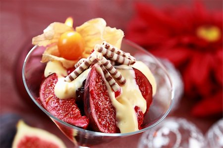 simsearch:400-03927816,k - Christmas dessert with berries, figs and bourbon vanilla sauce Stock Photo - Budget Royalty-Free & Subscription, Code: 400-04276978