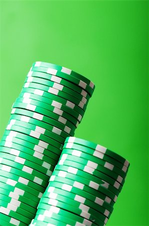 simsearch:400-04736708,k - Stack of casino chips against green background Stockbilder - Microstock & Abonnement, Bildnummer: 400-04277096