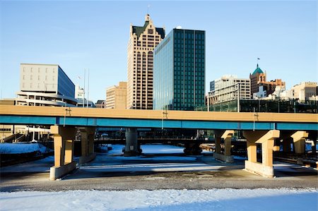 simsearch:400-04277418,k - Downtown Milwaukee, Wisconsin above frozen river. Stock Photo - Budget Royalty-Free & Subscription, Code: 400-04277424