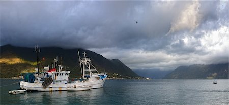 simsearch:400-04913744,k - fishing boat early Morning at Kotor bay in Montenegro Photographie de stock - Aubaine LD & Abonnement, Code: 400-04277702