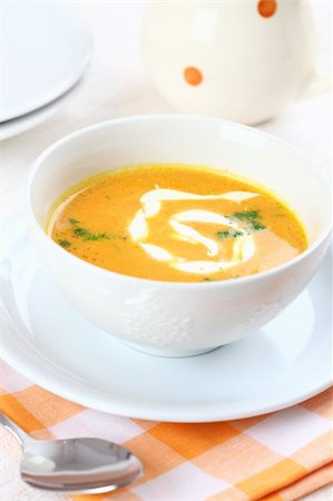 simsearch:400-04415230,k - Carrot soup with sour cream Photographie de stock - Aubaine LD & Abonnement, Code: 400-04277876