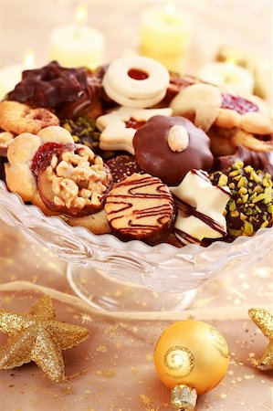 simsearch:400-04145237,k - Detail of delicious Christmas cookies with candles in golden tone Foto de stock - Royalty-Free Super Valor e Assinatura, Número: 400-04277872