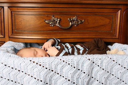 One month old baby boy sleeping in a drawer Foto de stock - Super Valor sin royalties y Suscripción, Código: 400-04277930