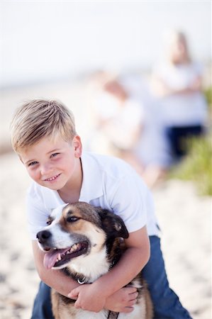 family dog lifestyle - Handsome Young Boy Playing with His Dog at the Beach. Foto de stock - Super Valor sin royalties y Suscripción, Código: 400-04278519