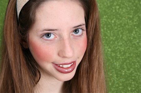 simsearch:400-04763033,k - Brunette teenager on a green background wearing a broad head band Photographie de stock - Aubaine LD & Abonnement, Code: 400-04279848