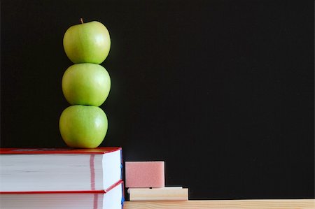 simsearch:400-08071068,k - blank blackboard with apple and books and text space Fotografie stock - Microstock e Abbonamento, Codice: 400-04270758