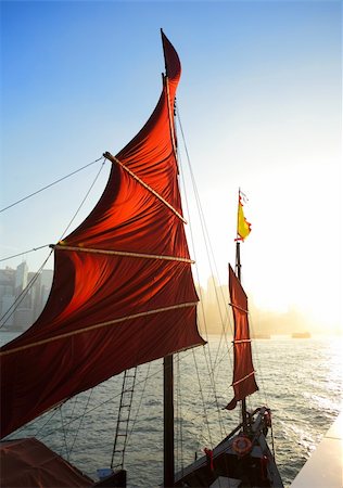 puerto victoria - sailboat flag in Hong Kong harbor Photographie de stock - Aubaine LD & Abonnement, Code: 400-04270918