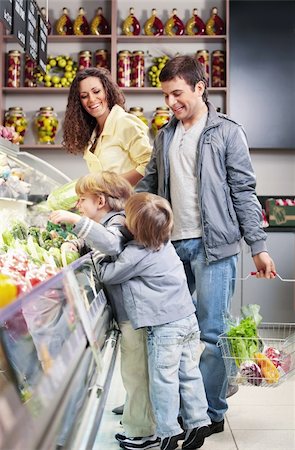 simsearch:400-04323202,k - The family with children chooses products in shop Stock Photo - Budget Royalty-Free & Subscription, Code: 400-04271151