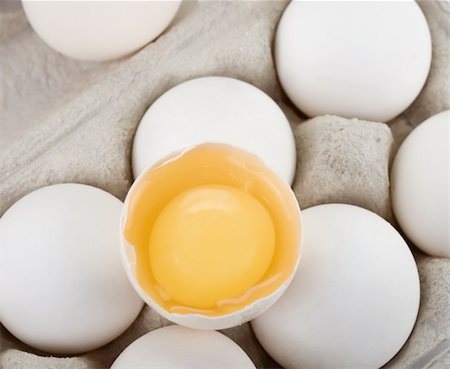 simsearch:400-04992703,k - Eggs closeup with one egg is broken Stock Photo - Budget Royalty-Free & Subscription, Code: 400-04271985