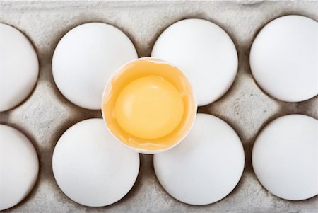 simsearch:400-04943721,k - Eggs closeup with one egg is broken Stock Photo - Budget Royalty-Free & Subscription, Code: 400-04271986