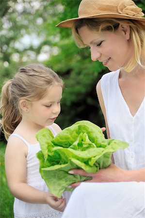 simsearch:400-04795754,k - Young mother and daughter with lettuce Stock Photo - Budget Royalty-Free & Subscription, Code: 400-04273278