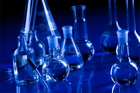 simsearch:400-04385784,k - Laboratory Glassware in blue table in laboratory Photographie de stock - Aubaine LD & Abonnement, Code: 400-04273425