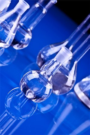 simsearch:400-04385784,k - Laboratory Glassware in blue table in laboratory Photographie de stock - Aubaine LD & Abonnement, Code: 400-04273420