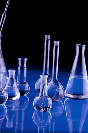 simsearch:400-05335850,k - Laboratory Glassware in blue table in laboratory Photographie de stock - Aubaine LD & Abonnement, Code: 400-04273423