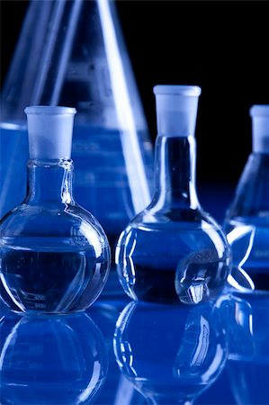 simsearch:400-07473057,k - Laboratory Glassware in blue table in laboratory Stockbilder - Microstock & Abonnement, Bildnummer: 400-04273430