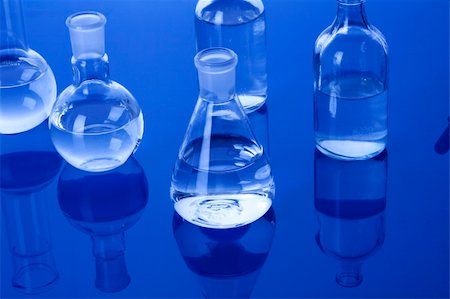 simsearch:400-04779277,k - Laboratory Glassware in blue table in laboratory Foto de stock - Super Valor sin royalties y Suscripción, Código: 400-04273445