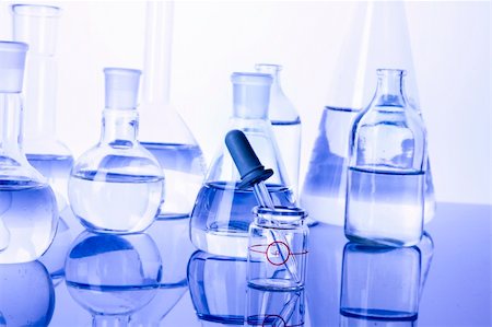 simsearch:400-07473057,k - Laboratory Glassware in blue table in laboratory Stockbilder - Microstock & Abonnement, Bildnummer: 400-04273447