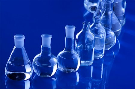 simsearch:400-07473057,k - Laboratory Glassware in blue table in laboratory Photographie de stock - Aubaine LD & Abonnement, Code: 400-04273454