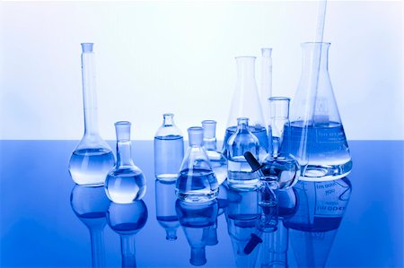simsearch:400-04779277,k - Laboratory Glassware in blue table in laboratory Foto de stock - Super Valor sin royalties y Suscripción, Código: 400-04273451