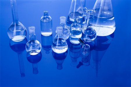 simsearch:400-04385784,k - Laboratory Glassware in blue table in laboratory Photographie de stock - Aubaine LD & Abonnement, Code: 400-04273452