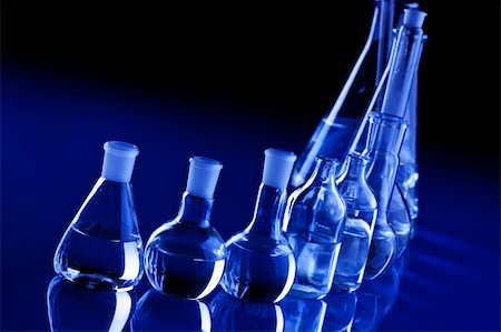 simsearch:400-07473057,k - Laboratory Glassware in blue table in laboratory Stockbilder - Microstock & Abonnement, Bildnummer: 400-04273453