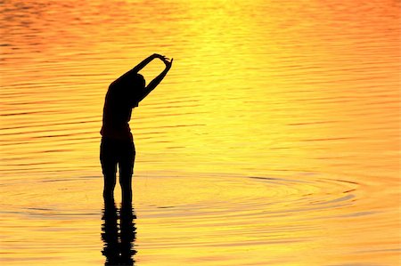 simsearch:400-05058287,k - Silhouette of a girl in the water at sunset Foto de stock - Super Valor sin royalties y Suscripción, Código: 400-04284123