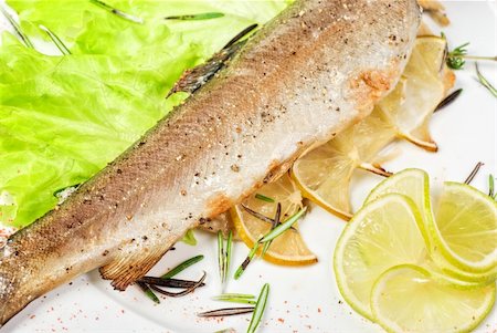 sea lettuce - trout fish baked with greens closeup Photographie de stock - Aubaine LD & Abonnement, Code: 400-04284651