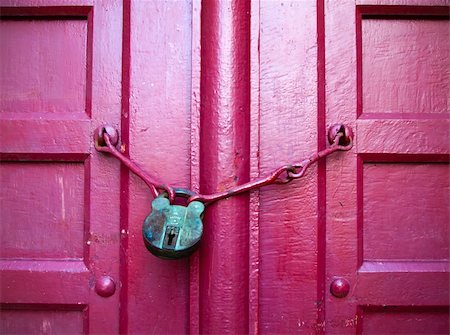 simsearch:400-03955247,k - Old Lock Green Key on Close Red Wood Door Photographie de stock - Aubaine LD & Abonnement, Code: 400-04284794