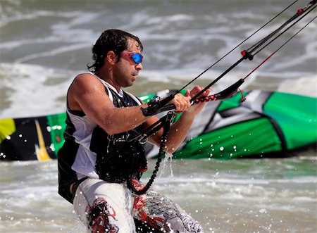 simsearch:400-03916559,k - Kiteboarder enjoy surfing in water. Vietnam Photographie de stock - Aubaine LD & Abonnement, Code: 400-04284834