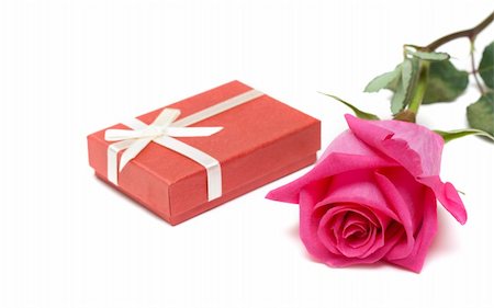 simsearch:400-04684579,k - Red gift box and flower rose on white background Photographie de stock - Aubaine LD & Abonnement, Code: 400-04285603