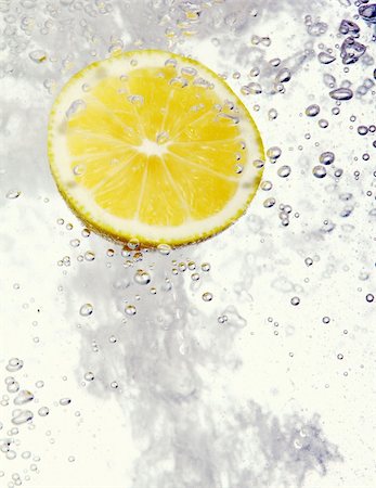 Fresh Lemon dropped into water Fotografie stock - Microstock e Abbonamento, Codice: 400-04285958