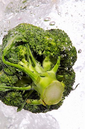 simsearch:400-08618195,k - Fresh green broccoli  dropped into water Foto de stock - Super Valor sin royalties y Suscripción, Código: 400-04285959