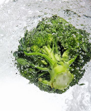 simsearch:400-08618195,k - Fresh green broccoli  dropped into water Foto de stock - Super Valor sin royalties y Suscripción, Código: 400-04285960