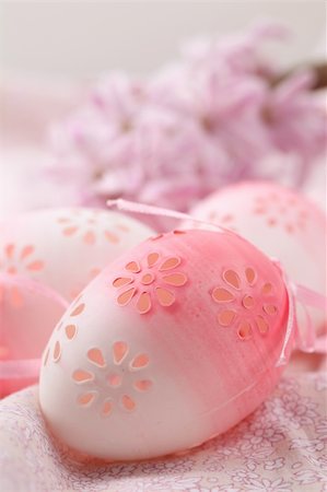 simsearch:400-04291976,k - Pink flowery Easter eggs on pink background with hyacinth. Shallow dof Photographie de stock - Aubaine LD & Abonnement, Code: 400-04286025