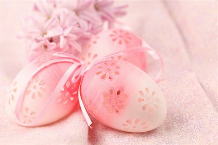 simsearch:400-04291976,k - Pink flowery Easter eggs on pink background with hyacinth. Shallow dof Photographie de stock - Aubaine LD & Abonnement, Code: 400-04286026