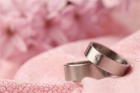 simsearch:700-03720032,k - Titanium wedding rings on pink background with hyacinth. Shallow dof Foto de stock - Super Valor sin royalties y Suscripción, Código: 400-04286030
